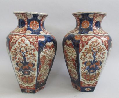 null JAPON Paire de vases à panse facettée en porcelaine émaillée polychrome et or,...