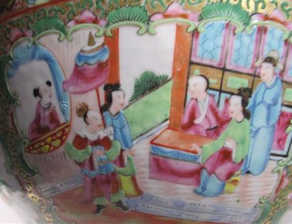 null CHINE, CANTON - XXe siècle - Important saladier en porcelaine à décor de scènes...