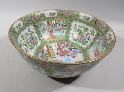 null CHINE, CANTON - XXe siècle - Important saladier en porcelaine à décor de scènes...