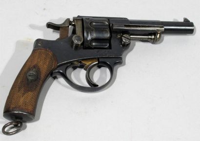 null Revolver d’ordonnance modèle 1873 S-1876, six coups, calibre 11-73 mm. Canon...