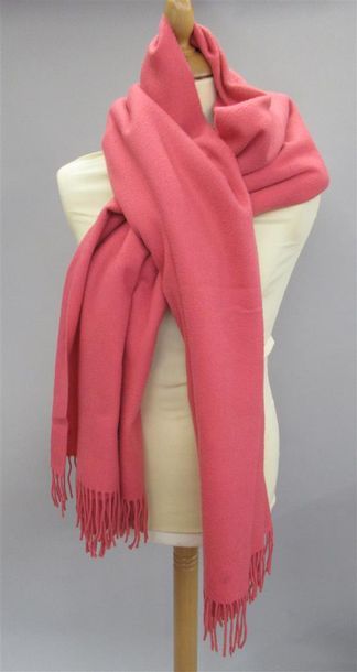 null HERMES - Important châle en cachemire et soie de couleur rose à franges roulottées...