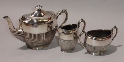 null ANGLETERRE - Vers 1900 - Partie de service à thé en métal doublé argenté comprenant...