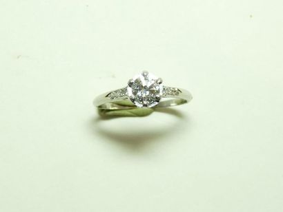 null Bague solitaire en platine (850/oo) sertie d'un diamant taille brillant pesant...