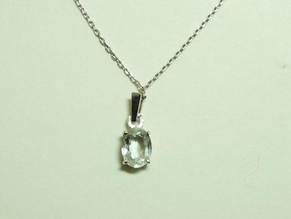 null Pendentif en or gris 18K (750/oo) centré d'une aigue marine ovale, il est retenu...