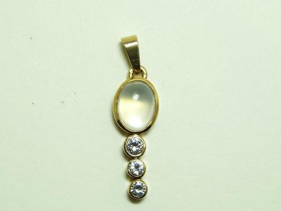 null Pendentif orné d'un cabochon de pierre de lune et de trois diamants taille brillant...