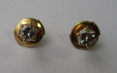 null Paire de boutons d'oreille en or jaune 18 K (750/oo) sertis de deux diamants...