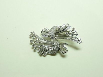 null Broche double clip en or gris 18K (750/oo) chacun formant une gerbe sertie de...