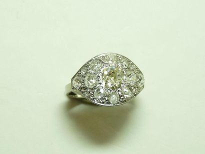 null Bague en or gris 18K (750/oo), le plateau centré d'un diamant coussin taille...