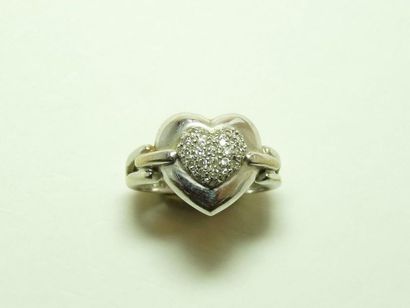 null Bague en or 18K (750/oo) rhodié figurant un "Coeur" pavé de diamants taille...