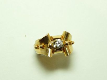 null Bague en or jaune 18K (750/oo) à décor de rouleaux et de boules centrée d'un...