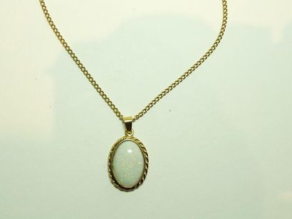 null Pendentif et sa chaîne en or jaune 18K (750/oo) serti d'un cabochon d'opale...