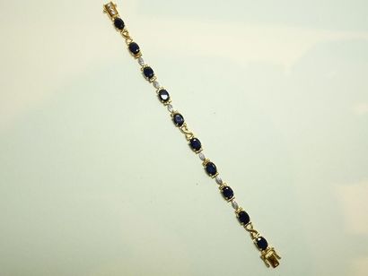 null Bracelet ligne en or jaune 18K (750/oo) agrémenté de croisillons et de motifs...
