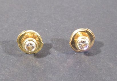 null Paire de boutons d'oreille en or jaune 18K (750/oo) ornée de deux diamants taille...
