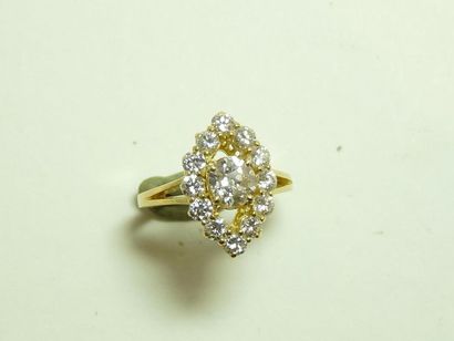 null Bague navette en or jaune 18K (750/oo) centrée d'un diamant taille ancienne...