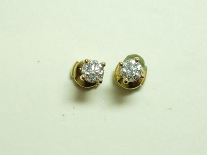null Paire de clous d'oreilles en or jaune 18K (750/oo) sertis chacun d'un diamant...