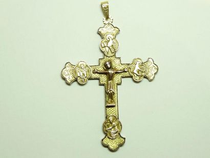 null Croix en or jaune 14K (585/oo) et métal à décor ciselé de Christ entouré de...