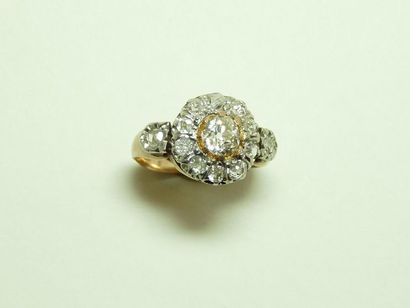 null Bague Marguerite ancienne en or 18K (750/oo) de deux tons centrée d'un diamant...