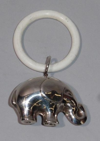 null Hochet en métal argenté à décor d'un éléphant, suspendu à un anneau en bakélite...