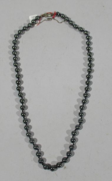 null Collier de perles métalliques noires montées en choker avec fermoir en métal...