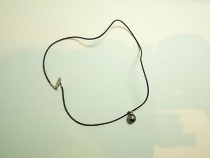 null Collier en cuir noir orné d'une pendentif perle de Tahiti (diamètre 8 mm).