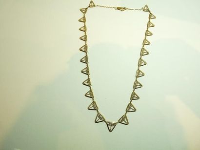 null Collier draperie en or jaune 18K (750/oo) à maillons triangulaires filigranés...