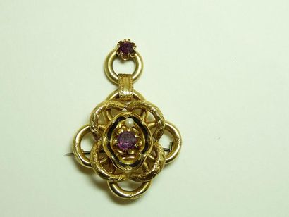 null Broche en or jaune 18K (750/oo) ciselé formant des anneaux entrecroisés, celui...