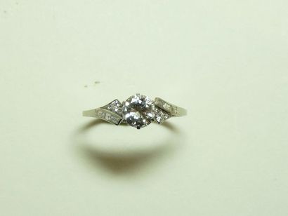 null Bague solitaire en or gris 18K (750/oo) sertie d'un diamant taille brillant...