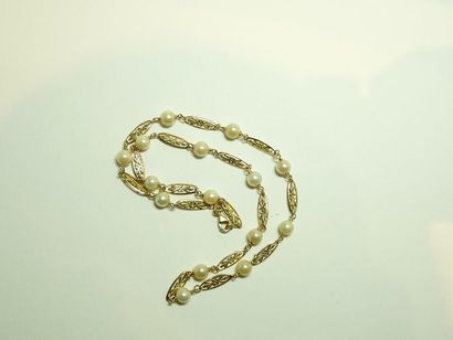 null Collier en or jaune 18K (750/oo) à maillons filigranés entrecoupés de perles...