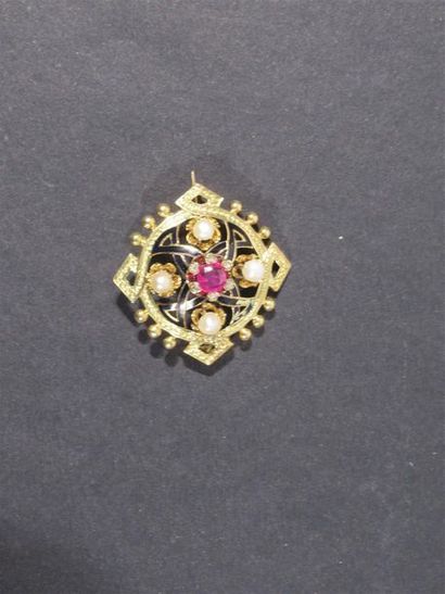 null Broche ronde en or jaune 18 K (750/oo) surmontée d'une pierre rouge dans un...