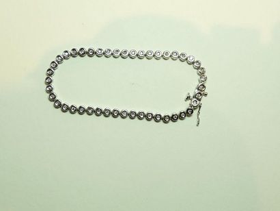 null Bracelet ligne en or gris 18K (750/oo) serti de diamants taille brillant en...