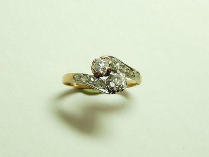 null Bague "Toi et Moi" en or 18K (750/oo) de deux tons agrémentée de 2 diamants...