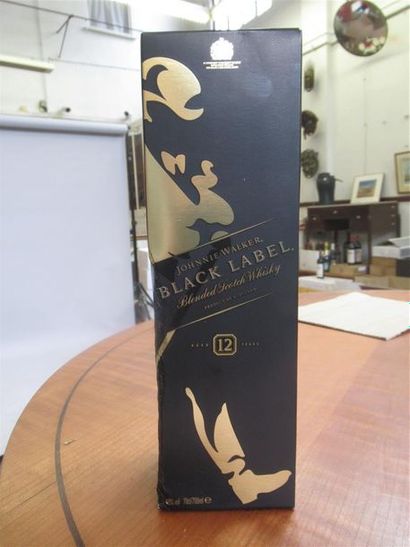 null Une bouteille de Whisky JOHNNIE WALKER blanc 12 ans (0,70 litres)