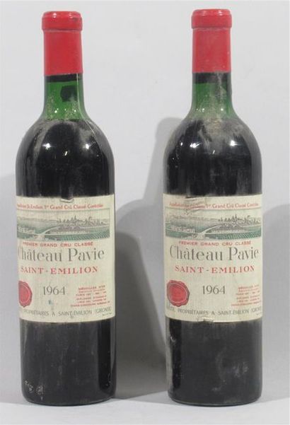 null Deux bouteilles de CHATEAU PAVIE 1964 (une étiquette légèrement déchirée)