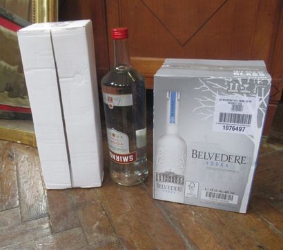 null Deux magnums Vodka SMIRNOLLF (3 litres) Cinq bouteilles Vodka BELVEDERE (0,70...