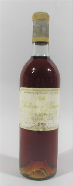 null Une bouteille de CHATEAU YQUEM Lur Saluces 1965 (étiquette tâchée et légèrement...