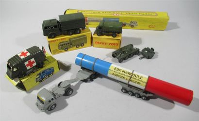 null DINKY TOYS - Ensemble de quatre pièces Dinky Toys * Camion militaire Berliet...