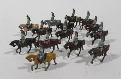 null CBG - Suite de petits soldats en plomb polychrome figurant des cavaliers de...