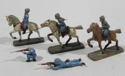 null Lot de trois cavaliers poilus en bois peint et leur monture - Ht max : 9 cm...