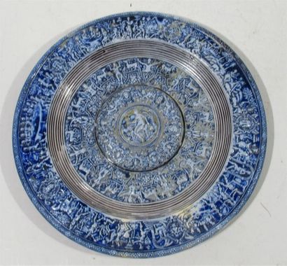 null Plat en grès vernissé bleu à décor en léger relief de scènes à l'antique - Marqué...