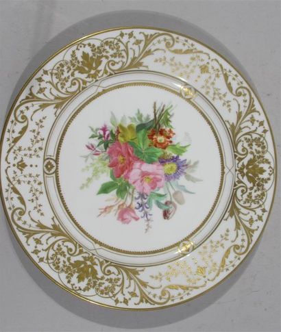 null Manufacture impériale de SEVRES - Assiette en porcelaine à décor peint à la...