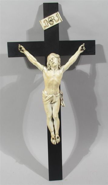 null Christ dit "Janséniste" en ivoire sculpté, sur une croix en bois noirci - Époque...