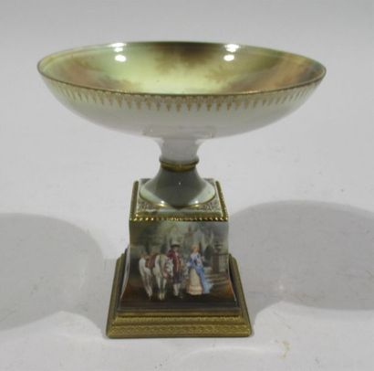 null Coupe en porcelaine à décor polychrome de scènes galantes avec des batelières...