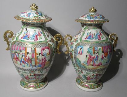 null CHINE, CANTON - Deux vases couverts ou potiches en porcelaine à décor polychrome...