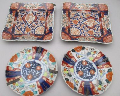 null IMARI - JAPON - Suite de deux paires de plats de présentation en porcelaine...