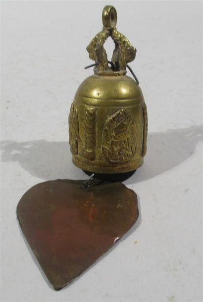 null TIBET - Cloche cérémonielle "Gantha" en bronze doré et métal à décor de divinités...