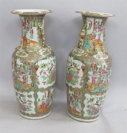 null CHINE - CANTON - Importante paire de vases en porcelaine à décor polychrome...