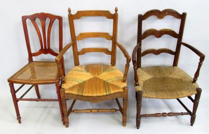 null Une chaise cannée et deux fauteuils rustiques paillés 