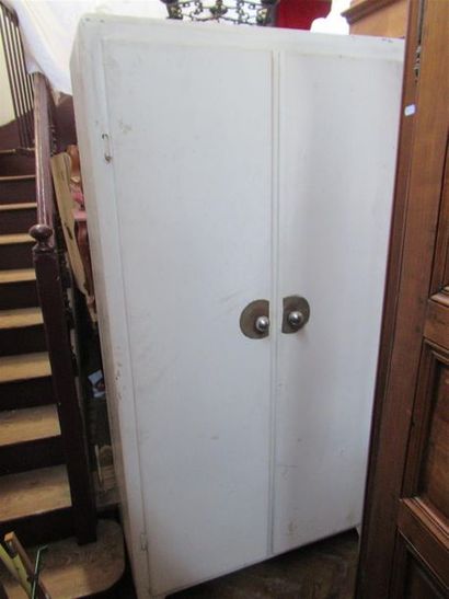null Armoire en métal laqué blanc ouvrant par deux portes. Vers 1940 - 50 H188xL...