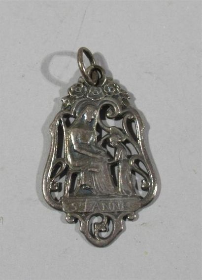 null Médaille pendentif figurant Sainte Anne en métal argenté ajouré travaillé en...