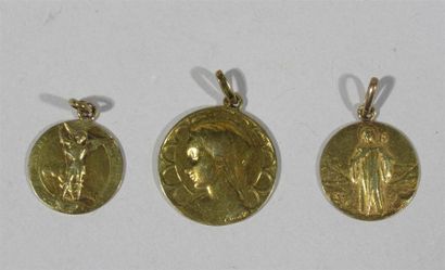 null Lot de trois médailles en or jaune 18 K (750/oo) dont : - E. DROPSY - Vierge...